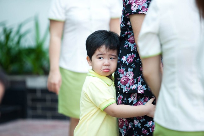 Ánh mắt vẫn hướng ra cổng. Chùm ảnh: Đáng yêu những 'thiên thần nhỏ' ngày khai trường Chùm ảnh: Nữ sinh cực "xì tin" trong ngày khai trường